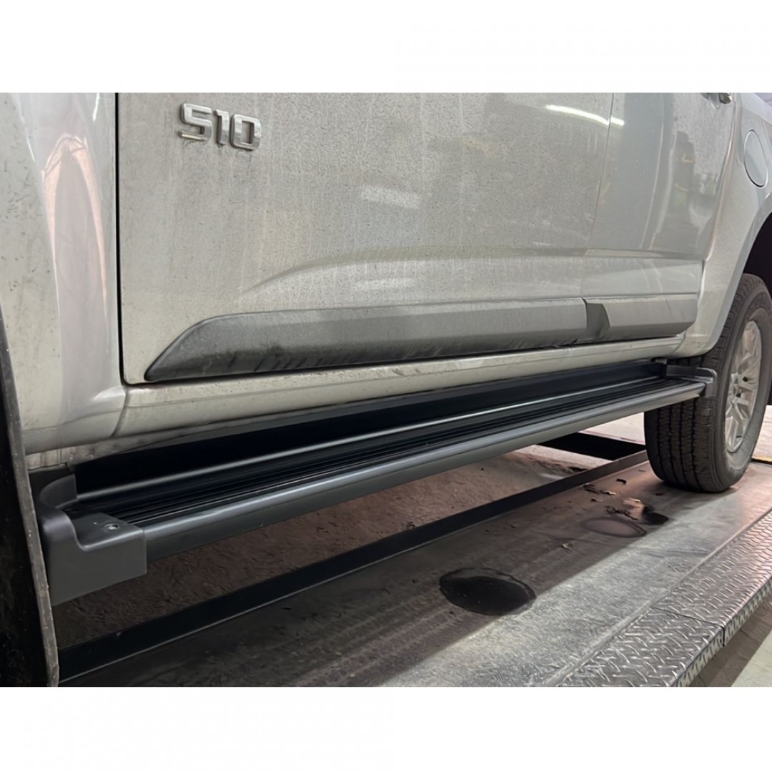 estribos-aluminio-negro-optimus-cabina-doble-chevrolet-s10-00--ford-ranger-00--toyota-hilux-05--volkswagen-amarok-10--no-incluye-soportes-eopn000-chevrolet-ford-toyota-volkswagen-nissan